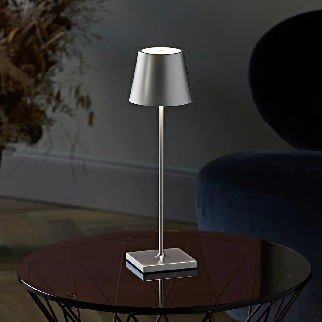 Brandende LumiLuxe dimbare tafellamp met warm LED licht. Creëert sfeervolle verlichting in een modern interieur.
