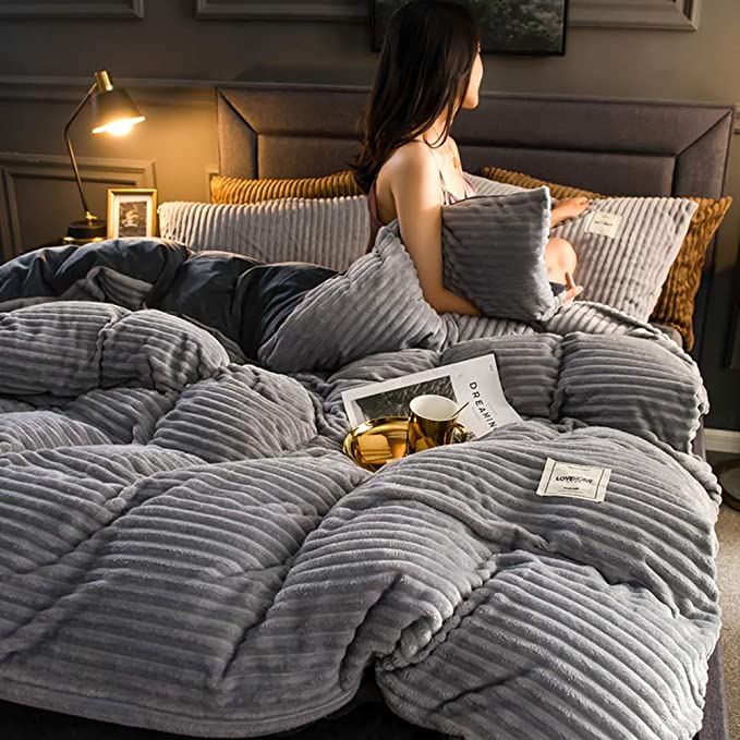 Zacht aanvoelend fleece dekbedovertrek in warme tinten voor een knusse en uitnodigende slaapkamer.