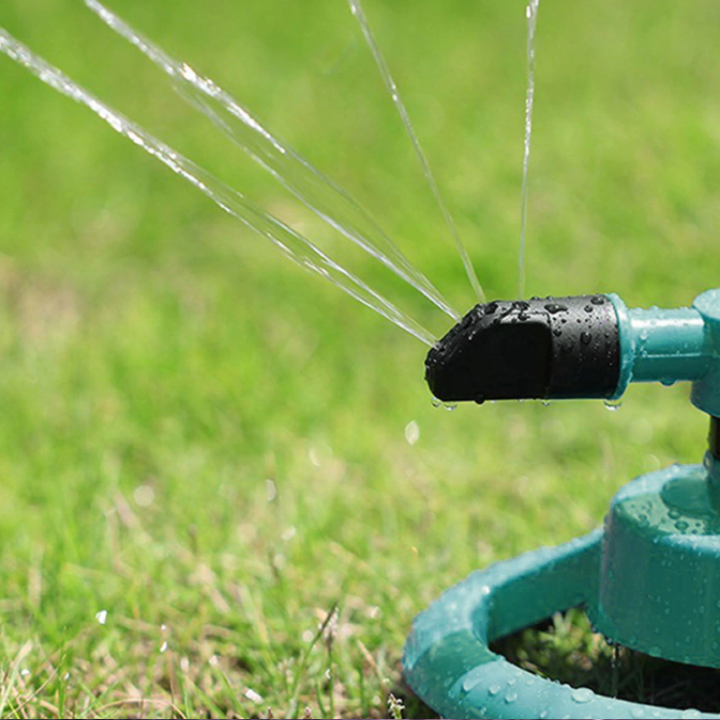 Automatische tuinsproeier met 360° rotatie, irrigeert efficiënt je groene tuin. Ideaal voor tuinonderhoud.
