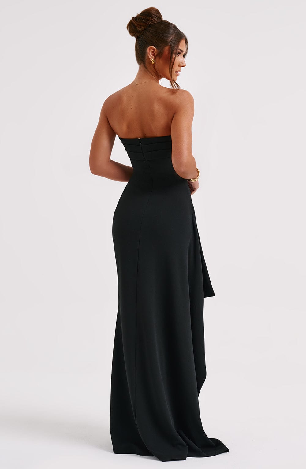 Stijlvolle zwarte off-shoulder avondjurk met hoge split. Chic en modern, ideaal voor een speciale gelegenheid.
