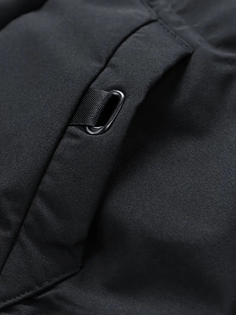 Nieuwe collectie: Zwarte lange puffer winterjas voor heren met capuchon; modieuze winterkleding.
