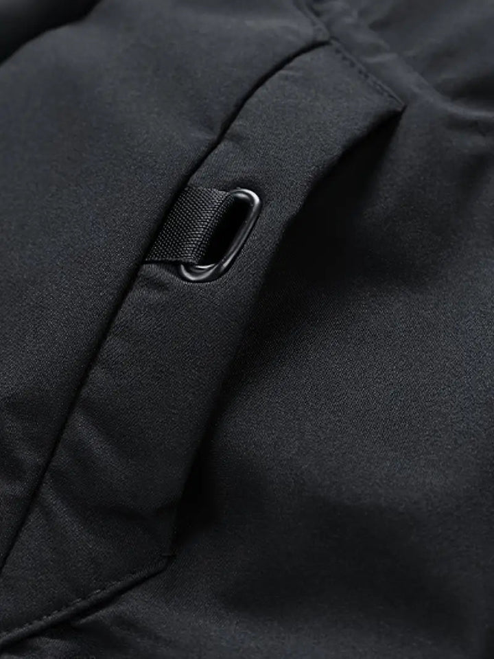 Nieuwe collectie: Zwarte lange puffer winterjas voor heren met capuchon; modieuze winterkleding.