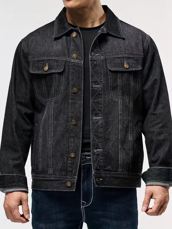 Duurzaam heren denim jack met lange mouwen, gebouwd om lang mee te gaan in casual en streetwear mode.