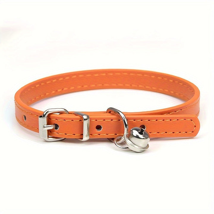 Moderne kattenhalsband met bel, van soepel verstelbaar kunstleer, comfortabel en veilig.