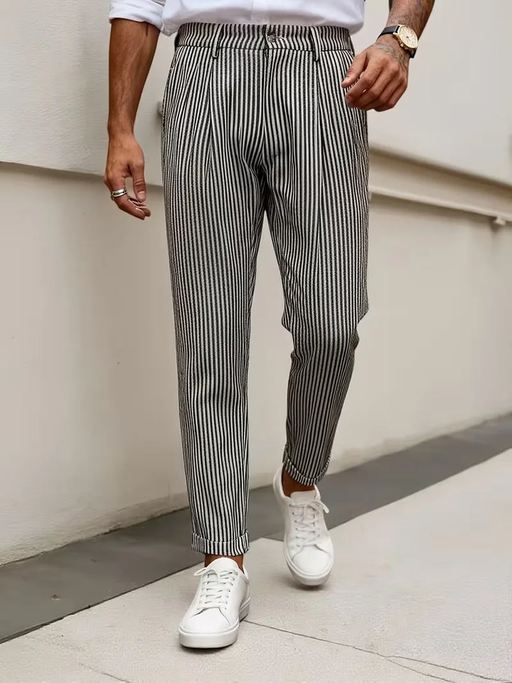 Zwarte gestreepte herenpantalon met cropped straight leg. Ideaal voor een smart casual lente/zomer look.