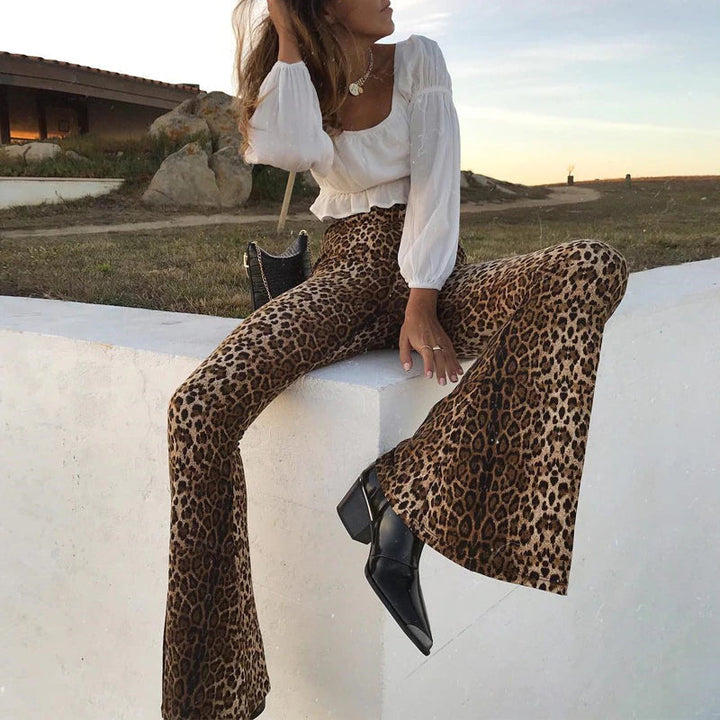 Dames flared pantalon met trendy dierenprint, comfortabel en stijlvol voor elke vrouw.