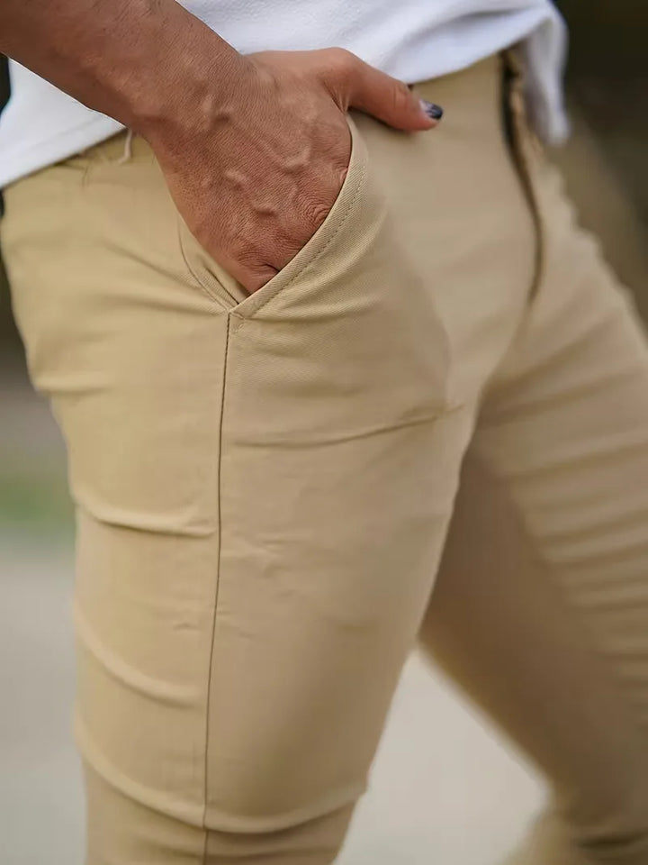 Stijlvolle khaki heren chino broek, perfect voor zowel casual als zakelijke uitstraling.