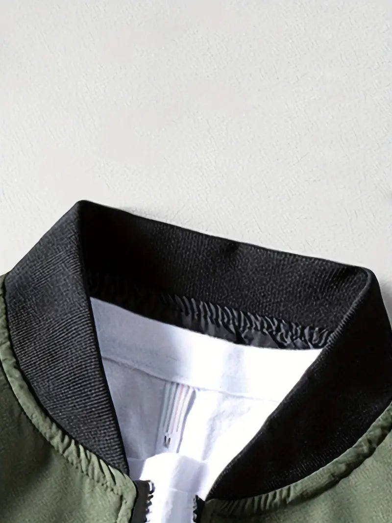 Trendy legergroene herenjack met baseballkraag, perfect voor het voorjaar.