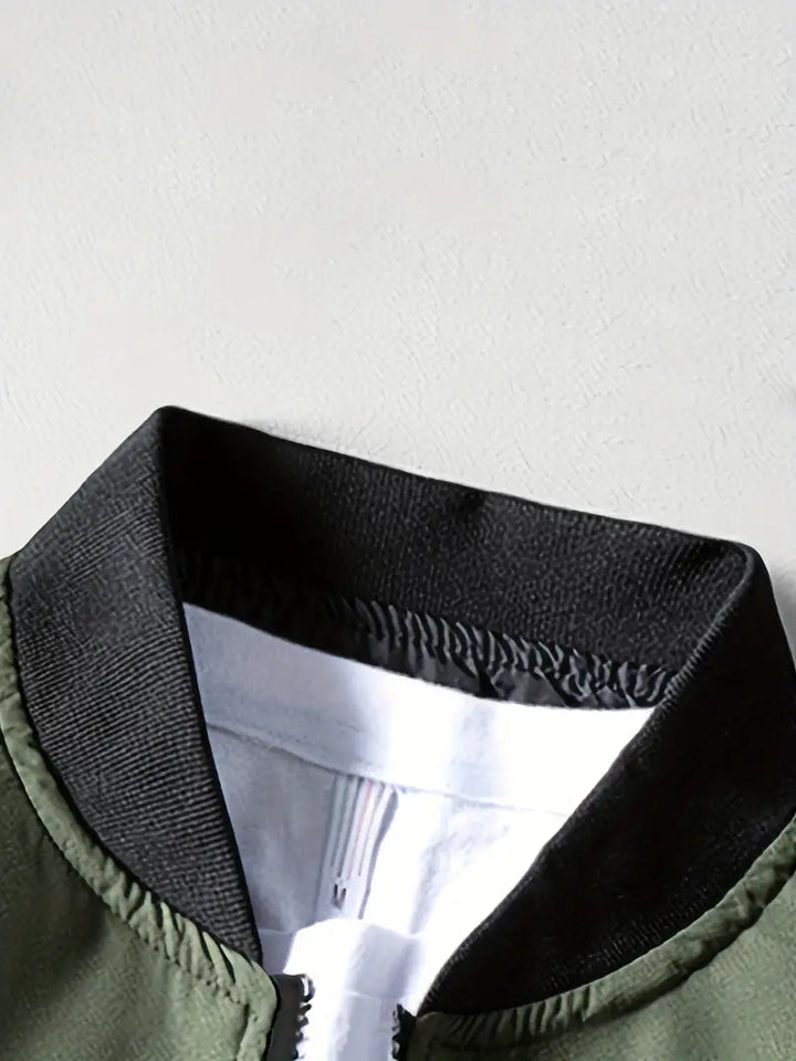 Trendy legergroene herenjack met baseballkraag, perfect voor het voorjaar.
