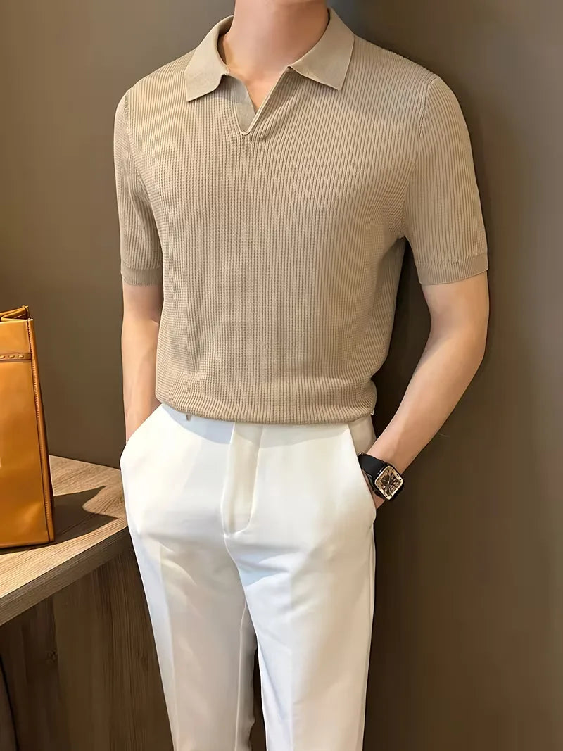 Moderne heren gebreide polo met V-hals en korte mouwen, van zachte stof en regular fit.