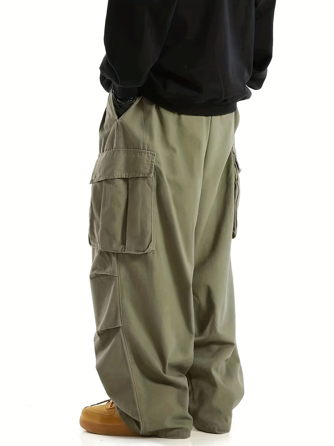 Modieuze heren cargo broek met rechte pijpen en voldoende zakken voor elke dag.