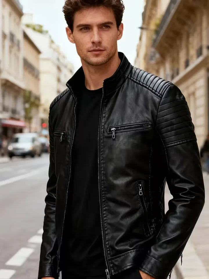 Stijlvolle zwarte heren zip-front jas, met gewatteerde schouders. Perfecte casual overgangsjas voor herenkleding.