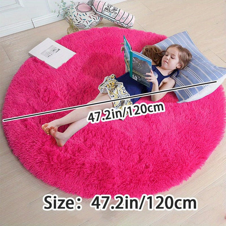 Decoratief rond tapijt Clouda met fluffy textuur, wasbaar voor optimaal gemak.