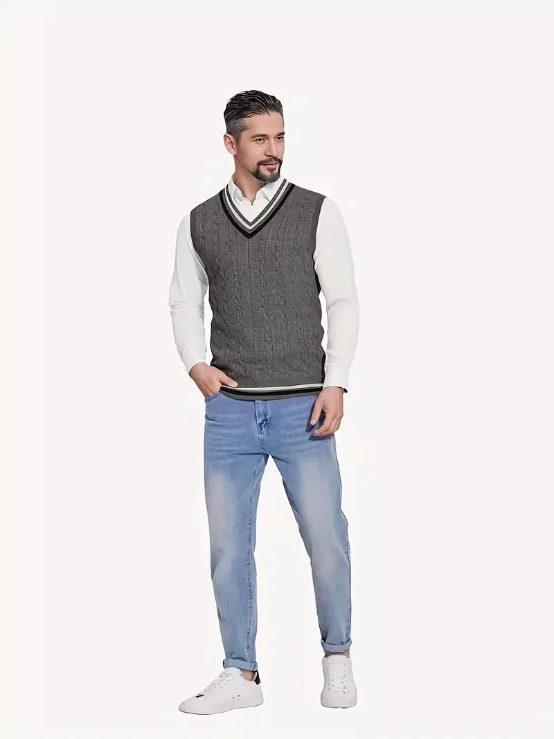 Smart casual herenvest: mouwloos, V-hals en complex kabelpatroon, veelzijdig te combineren.
