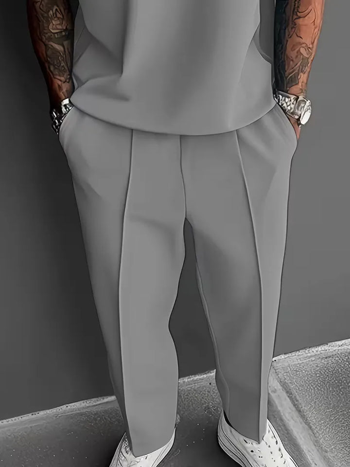 Heren smart-casual set: polo korte mouwen en rechte broek, ideaal voor zomerse lenteavonden.