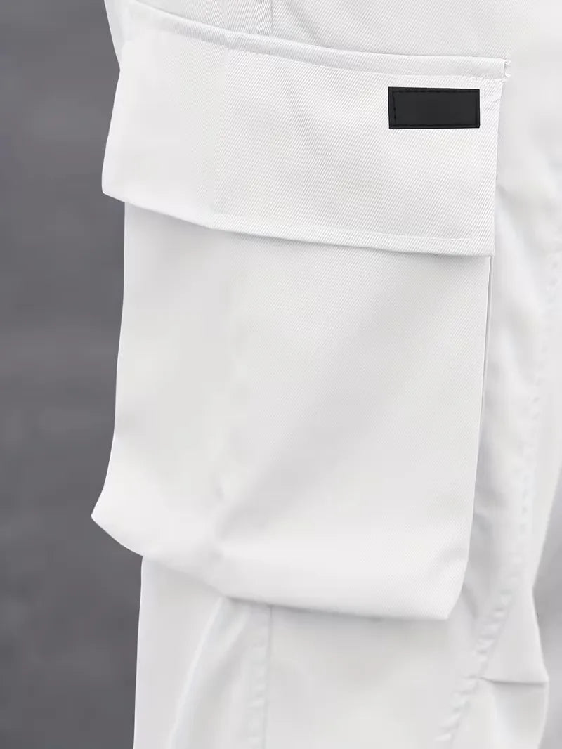 Zwarte heren cargo broek, comfortabel met rechte pijp, perfect voor casual gebruik.