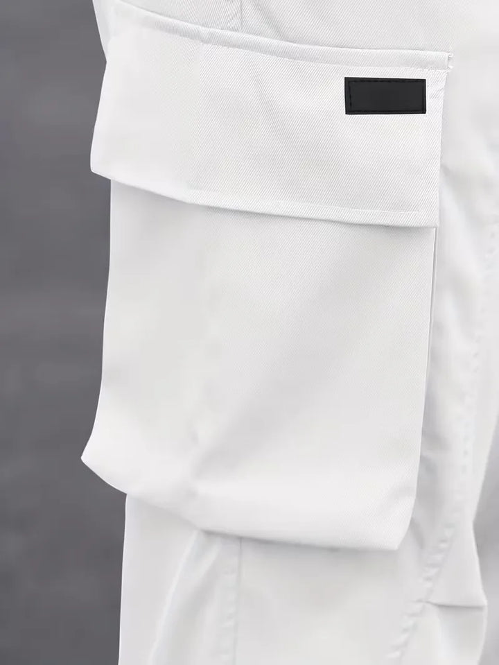 Zwarte heren cargo broek, comfortabel met rechte pijp, perfect voor casual gebruik.