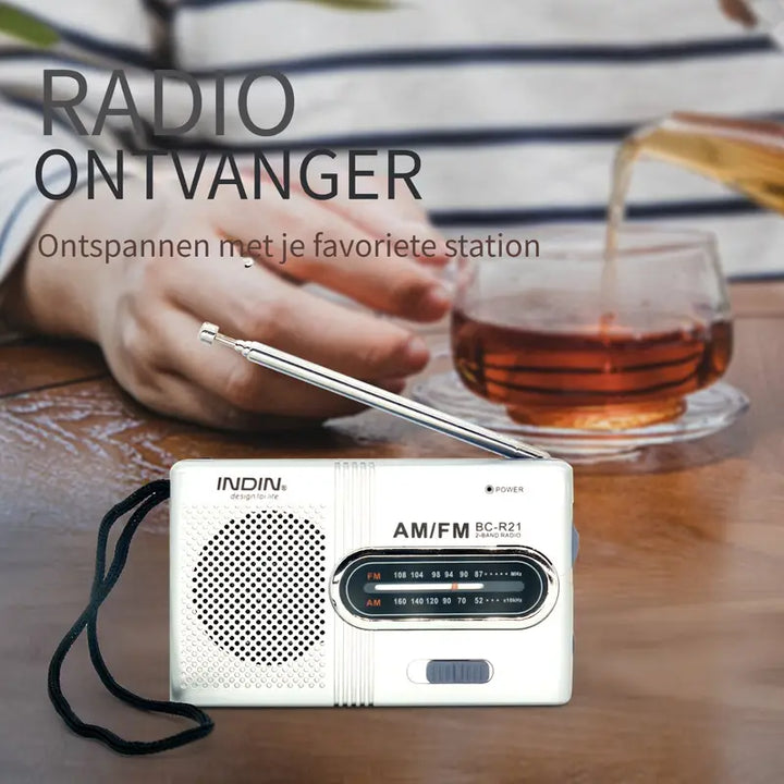 Essentiële draagbare AM/FM radio voor kamperen en reizen, levert betrouwbaar stereo geluid voor nieuws en muziek.