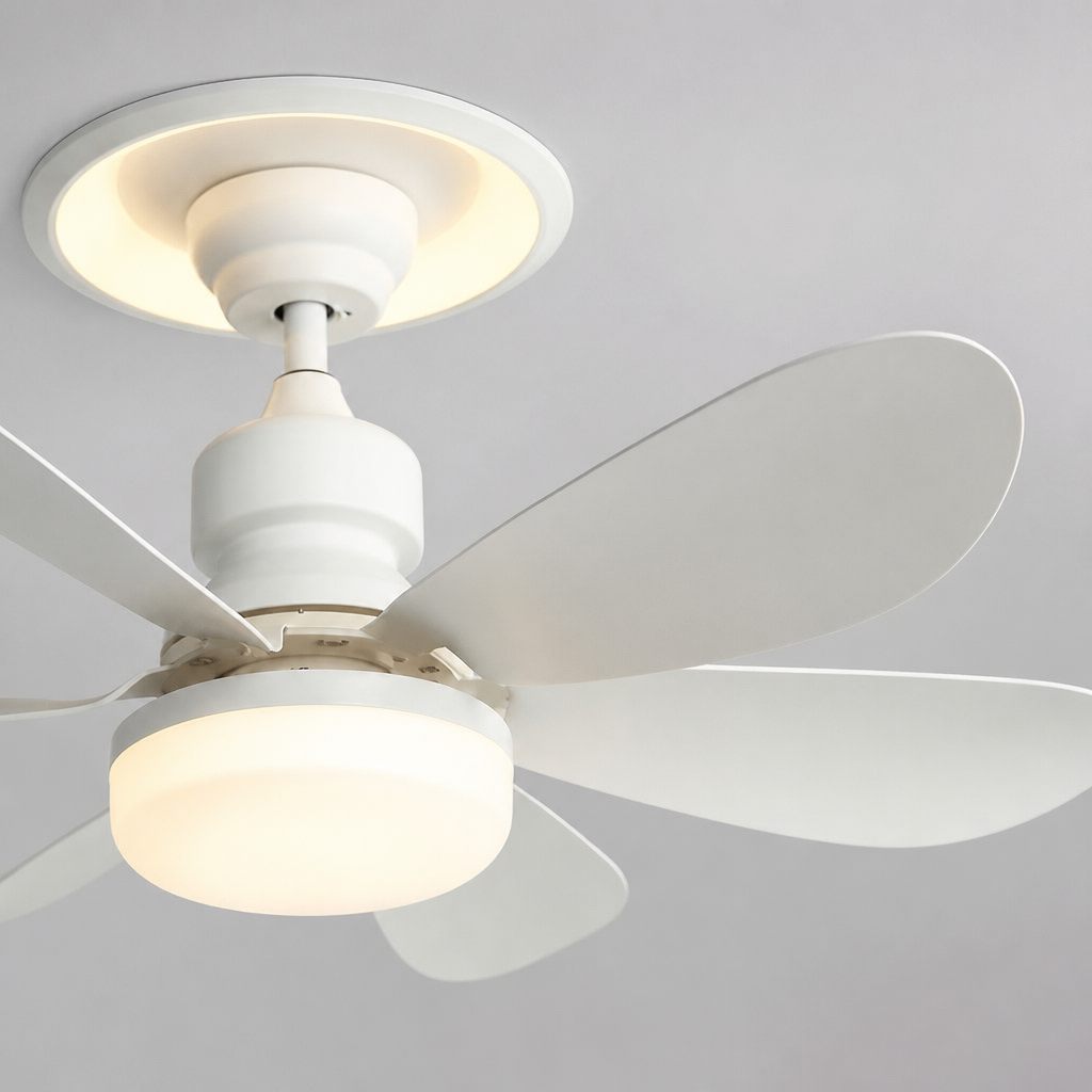 Elegante witte plafondventilatorlamp met houtlook accenten. Voor energiezuinige LED verlichting en frisse lucht.