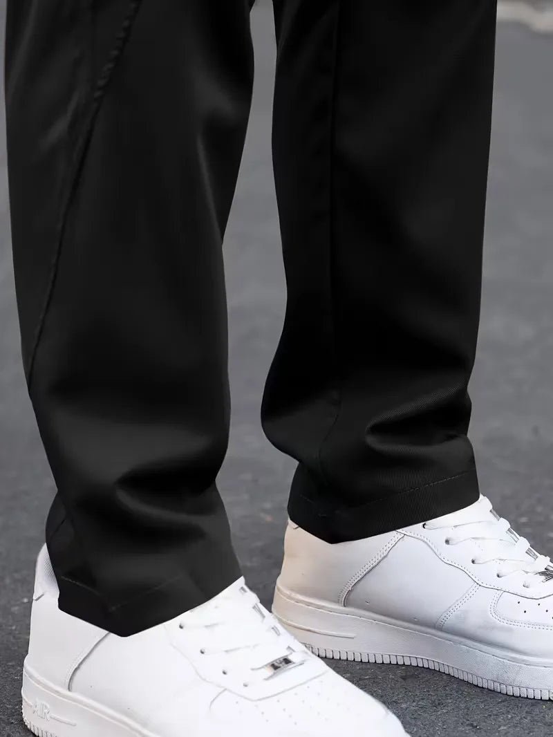 Zwarte heren cargo broek, comfortabel en praktisch met meerdere zakken.