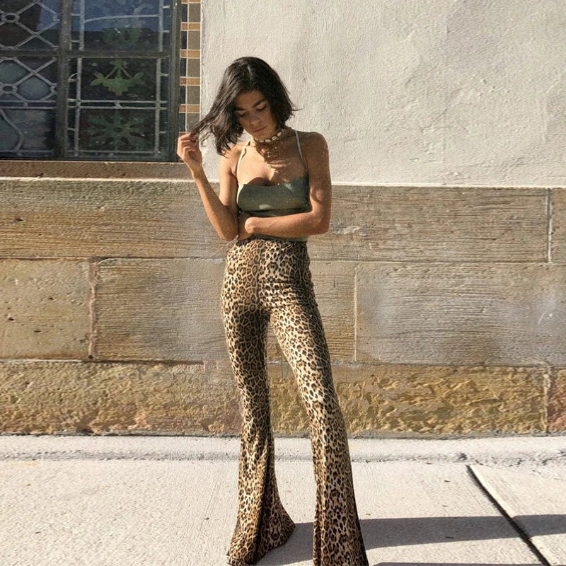 Stijlvolle Alia Animal flared broek met luipaardprint, sexy en trendy voor een modieuze look.