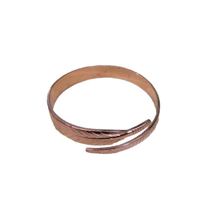 Vintage koperen dames armband, versierd met sierlijk bladmotief. Perfect als retro cadeau.