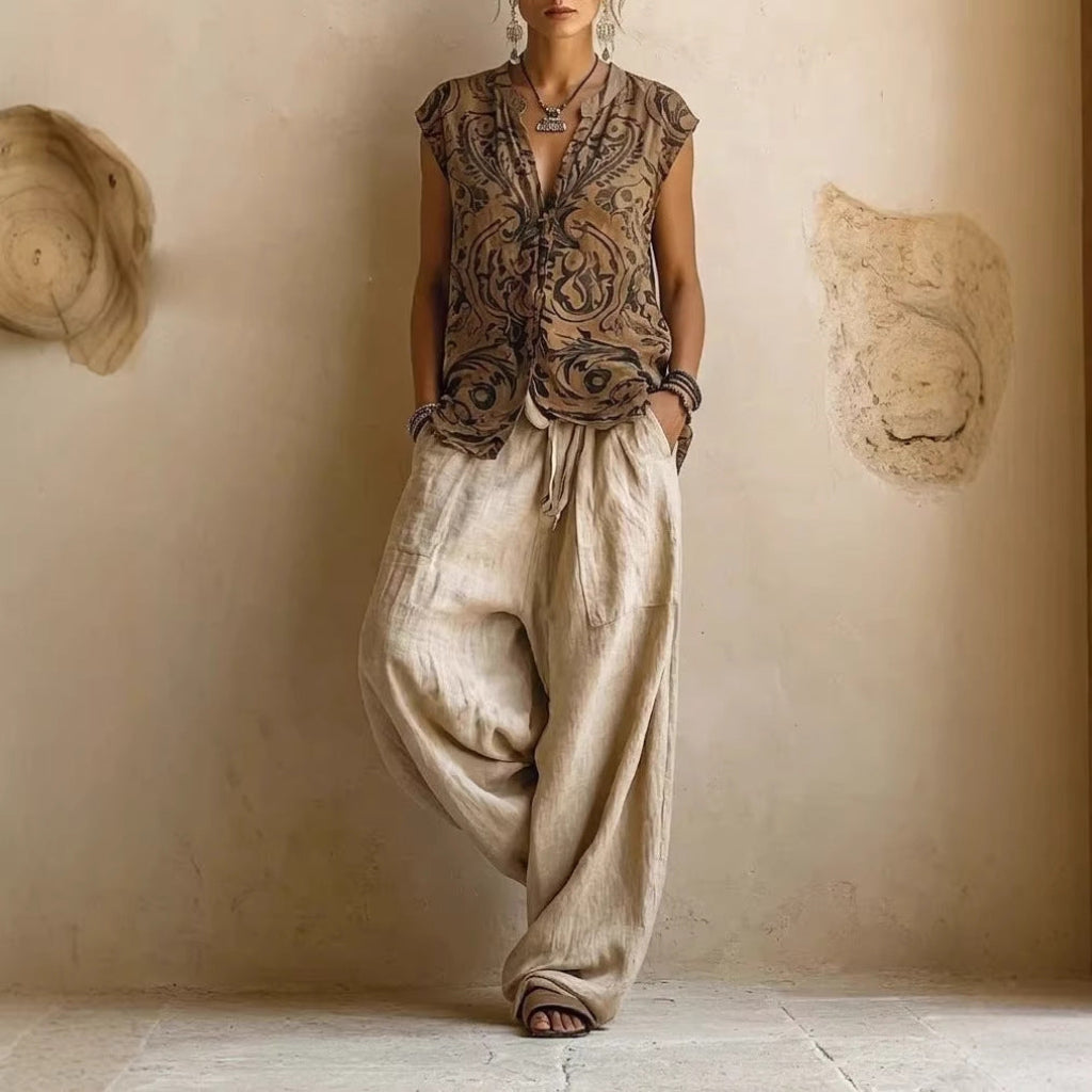 Stijlvolle dames driedelige set in camel met comfortabele wijde broek, trendy bedrukt shirt voor de zomer.