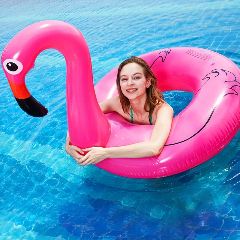 Opblaasbare flamingo zwembad float tussen ander water speelgoed, ideaal voor een kleurrijke poolparty en zomerpret.
