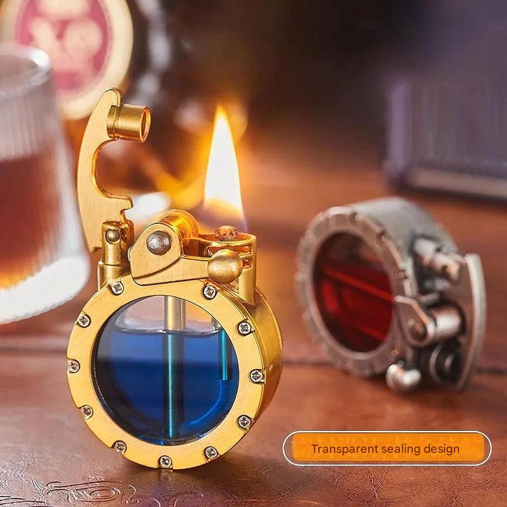 Transparante aansteker FlintAura, vintage stijl met drukknop, hervulbaar en van metaal. Een elegant retro item.