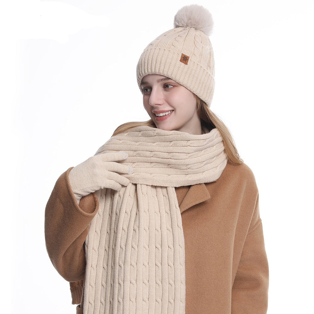 Close-up van de zachte, gebreide stof van de dames winterset. Comfortabele muts, sjaal & handschoenen.