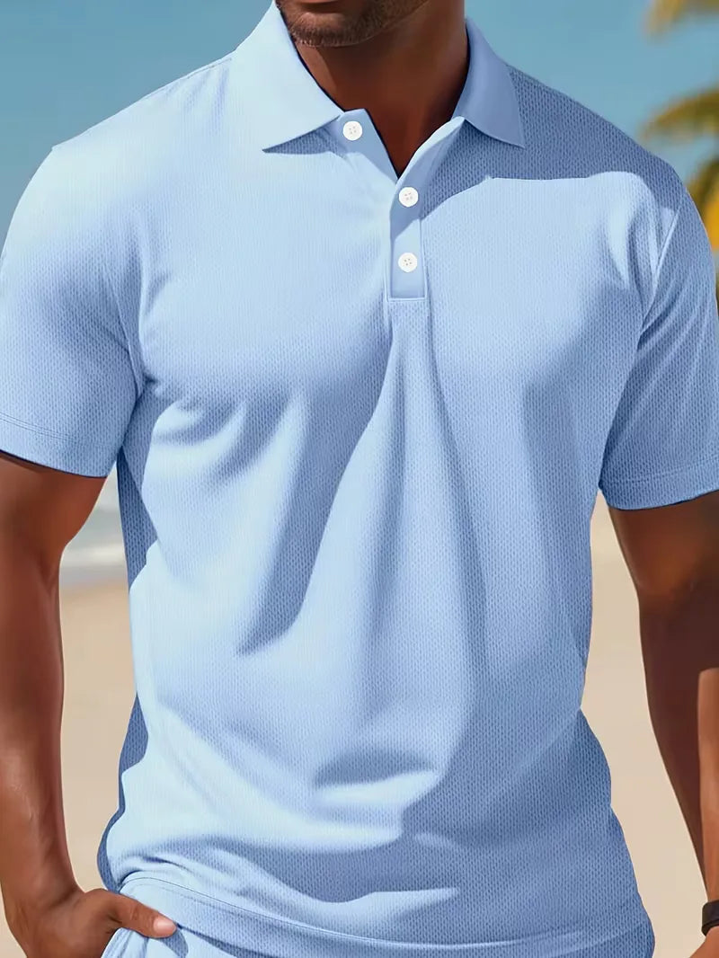 Comfortabele heren poloset V-hals, lichtblauw shirt en witte shorts, perfect voor zomerse dagen.