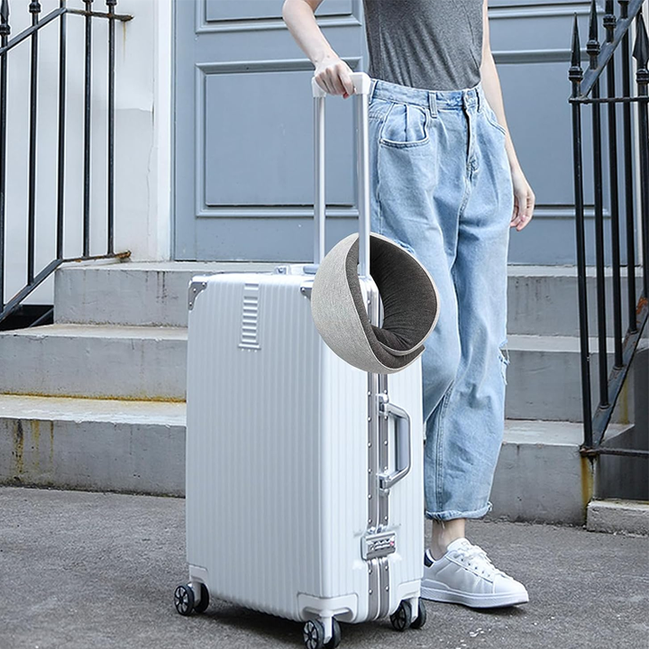 Zacht traagschuim nekkussen, grijs, biedt superieure nekondersteuning voor ontspannen reizen.