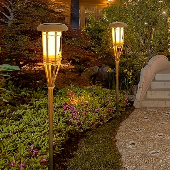 Energiezuinige LED vlamlamp, verborgen in een elegante bamboe solar lantaarn. Geen draden nodig.
