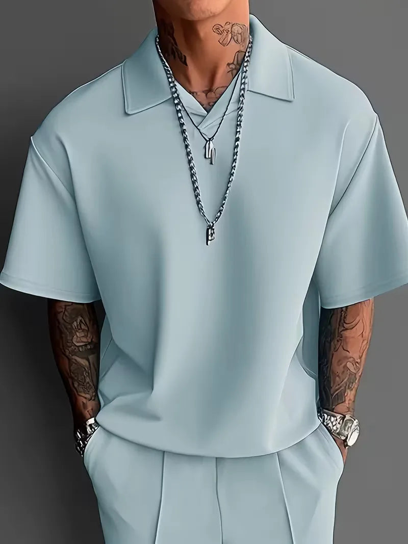 Stijlvol herenpak korte mouwen, comfortabel smart-casual set met polo en rechte pijpen.