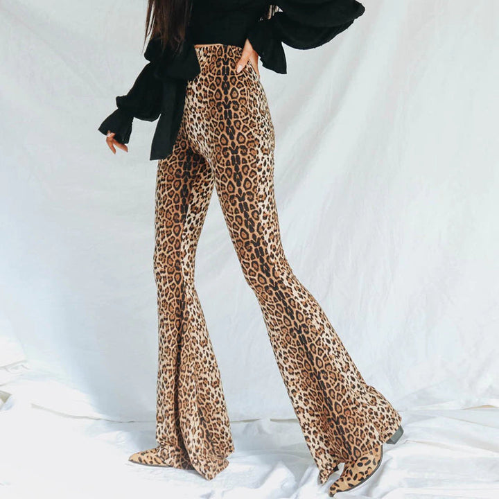 Trendy flared damesbroek met tijgerprint, een flatterende pantalon voor moderne vrouwen.