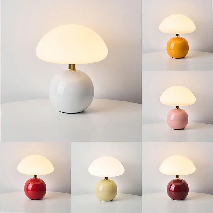 Elegant wit keramiek GlowMushroom tafellamp met warm LED sfeerlicht; modern interieur item.