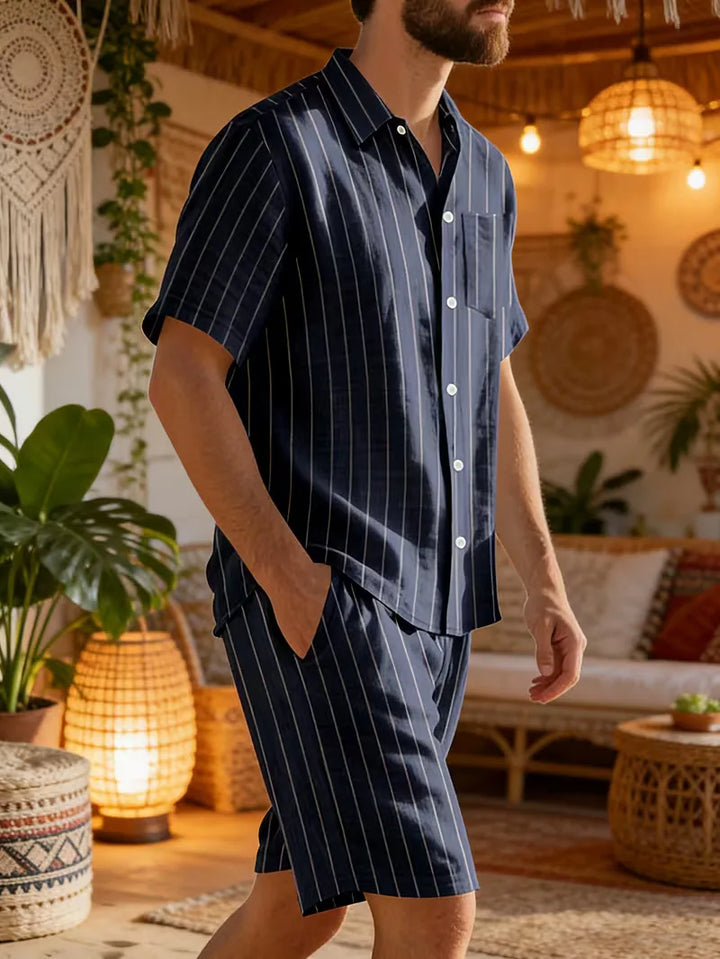 Luchtige heren zomerset: shirt met V-hals & korte broek, comfortabel voor warme dagen.