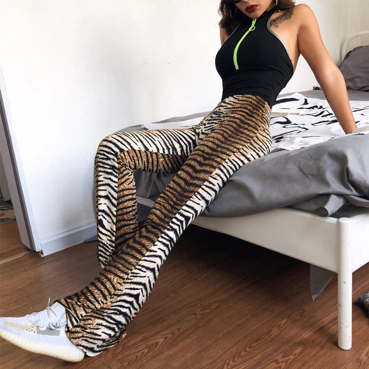 Zachte en comfortabele flared pantalon met opvallende luipaardprint, een must-have voor dames.