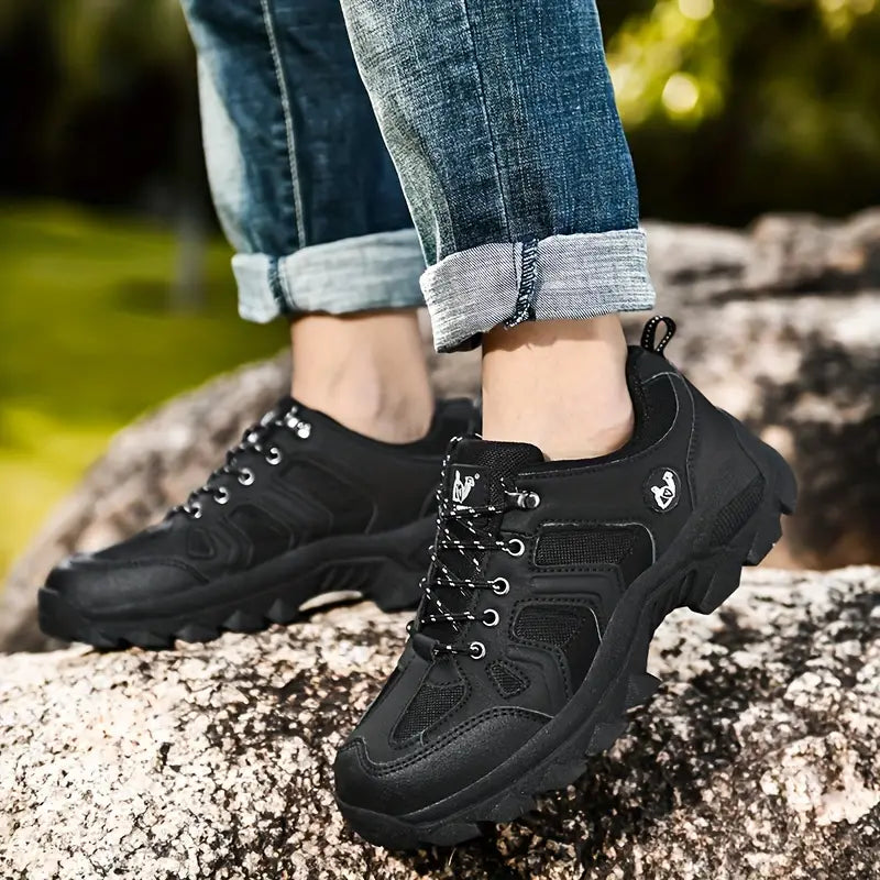 Avontuurlijke TerraElite unisex wandelschoenen, duurzaam en comfortabel, klaar voor hiking en trekking in de bergen.