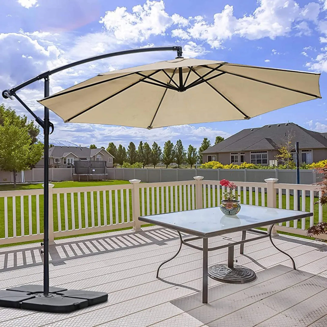 Moderne khaki zwengelparasol voor tuin en terras. Biedt elegante zonwering en comfortabele schaduw buiten.