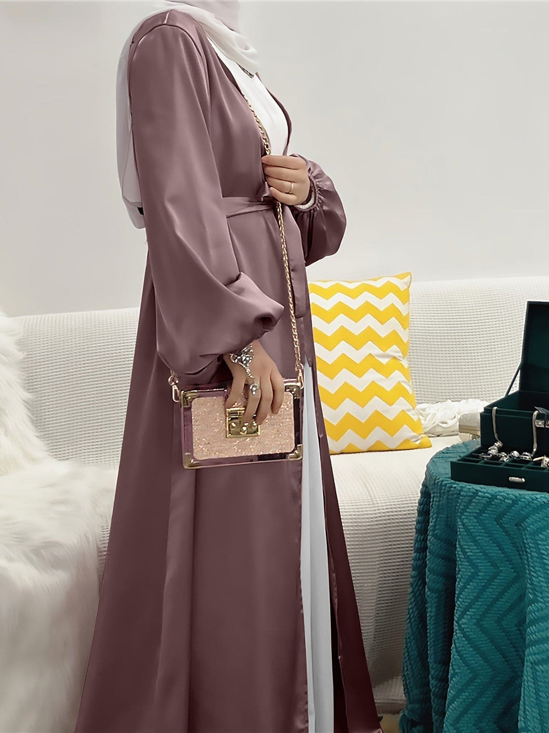 Dames abaya met riem, een elegante en stijlvolle lange jurk. Ideaal voor modest fashion liefhebbers.