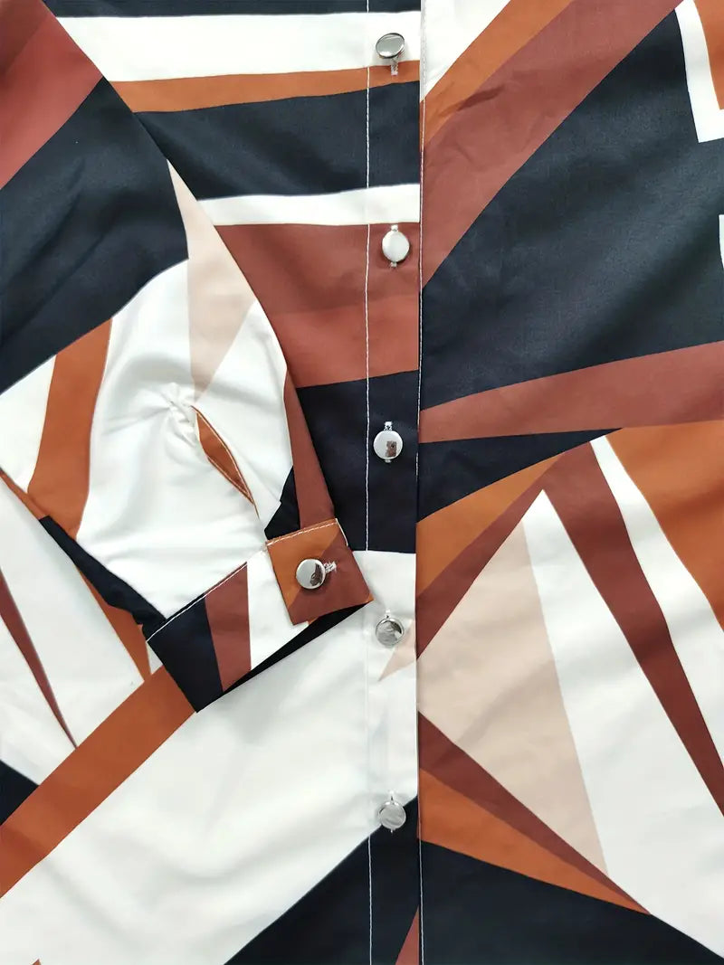 Stofdetail van de comfortabele damesblouse met uniek patroon, benadrukt kwaliteit en zachtheid.