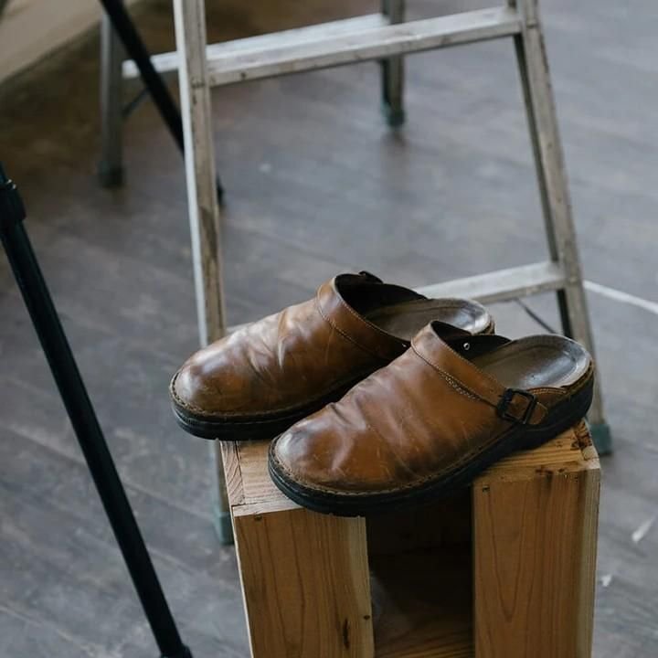 Detail van de duurzame antislipzool van heren orthopedische pantoffels, zorgt voor stabiliteit en veiligheid bij elke stap.