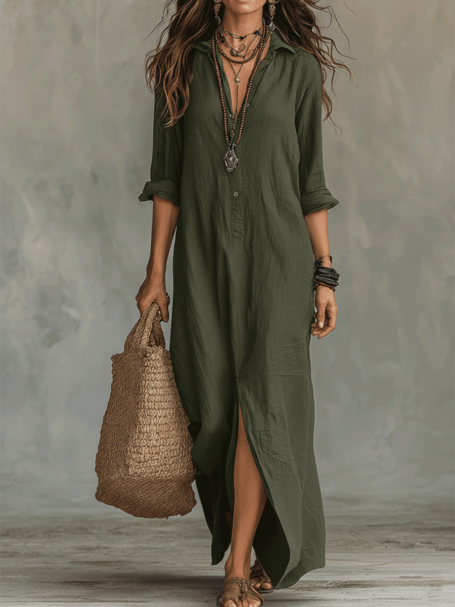 Zomerse dames maxi jurk met vloeiende stof. Elegante en luchtige vrouwenkleding voor warme dagen.