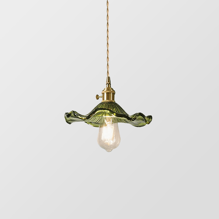 Modern interieur verlichting: hibiscus hanglamp van glas en messing, dimbaar voor optimale sfeer.