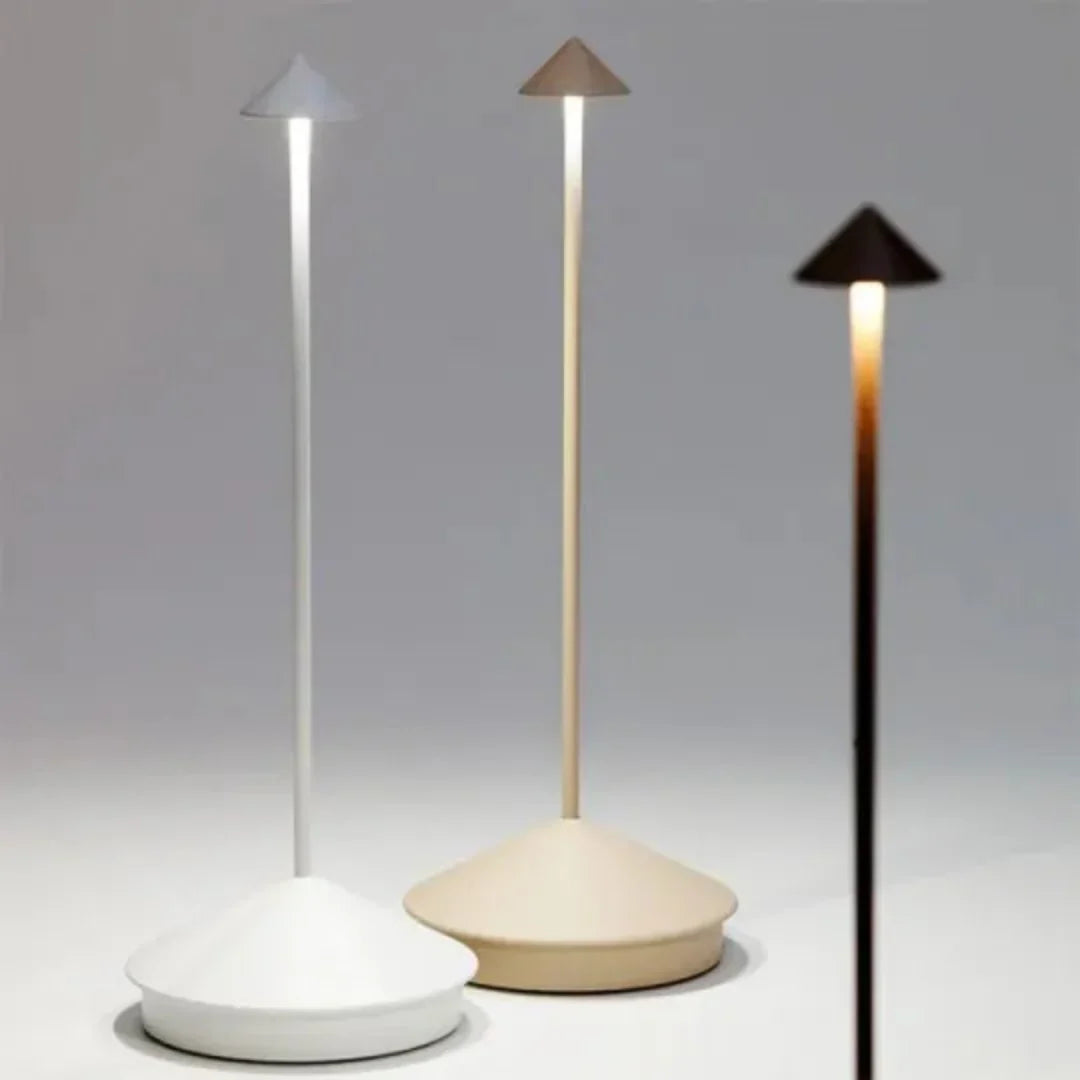 Robuuste ClarityGlow tafellamp, waterdicht en draadloos, met energiezuinig dimbaar LED.