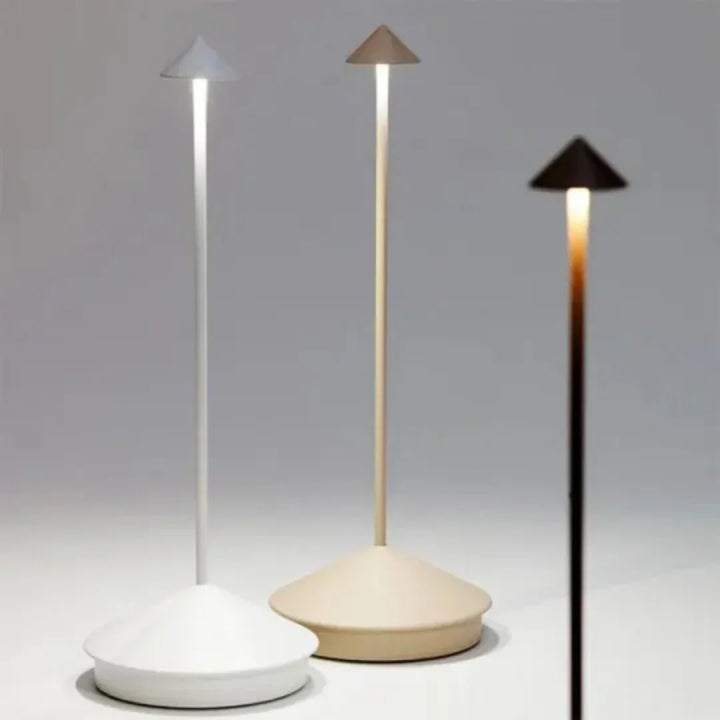 Robuuste ClarityGlow tafellamp, waterdicht en draadloos, met energiezuinig dimbaar LED.