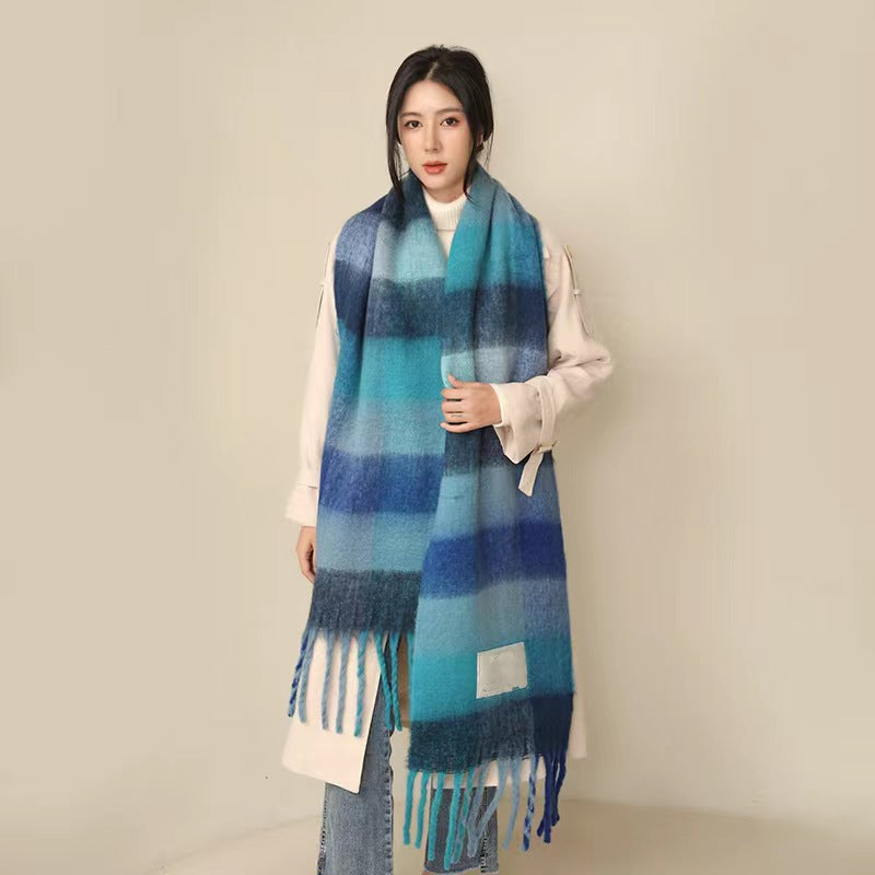 Warme winter damessjaal Linnea van zacht pluche, een stijlvol accessoire voor koude herfstdagen en winteravonden.