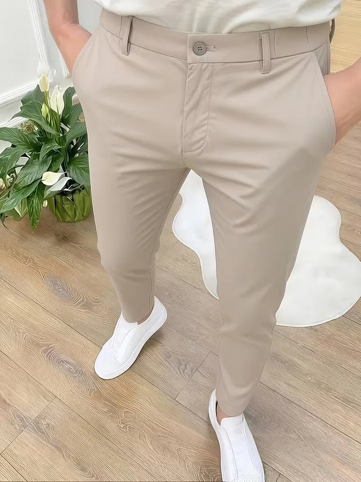Tijdloze beige slimfit chino voor heren, perfect voor zowel casual als zakelijke smart-casual gelegenheden.