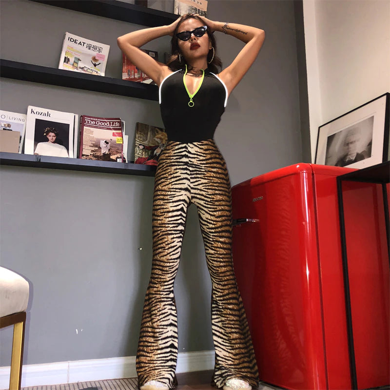 Modieuze Alia Animal flared broek met trendy dierenprint, een stijlvolle toevoeging aan je garderobe.